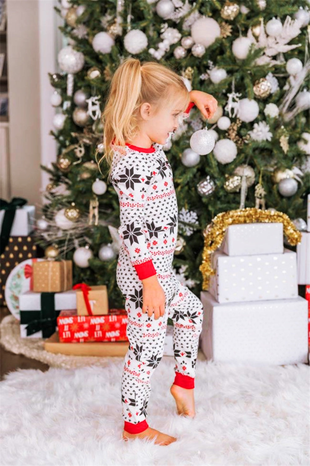 Snowflake Pattern Fitted Pajama Set