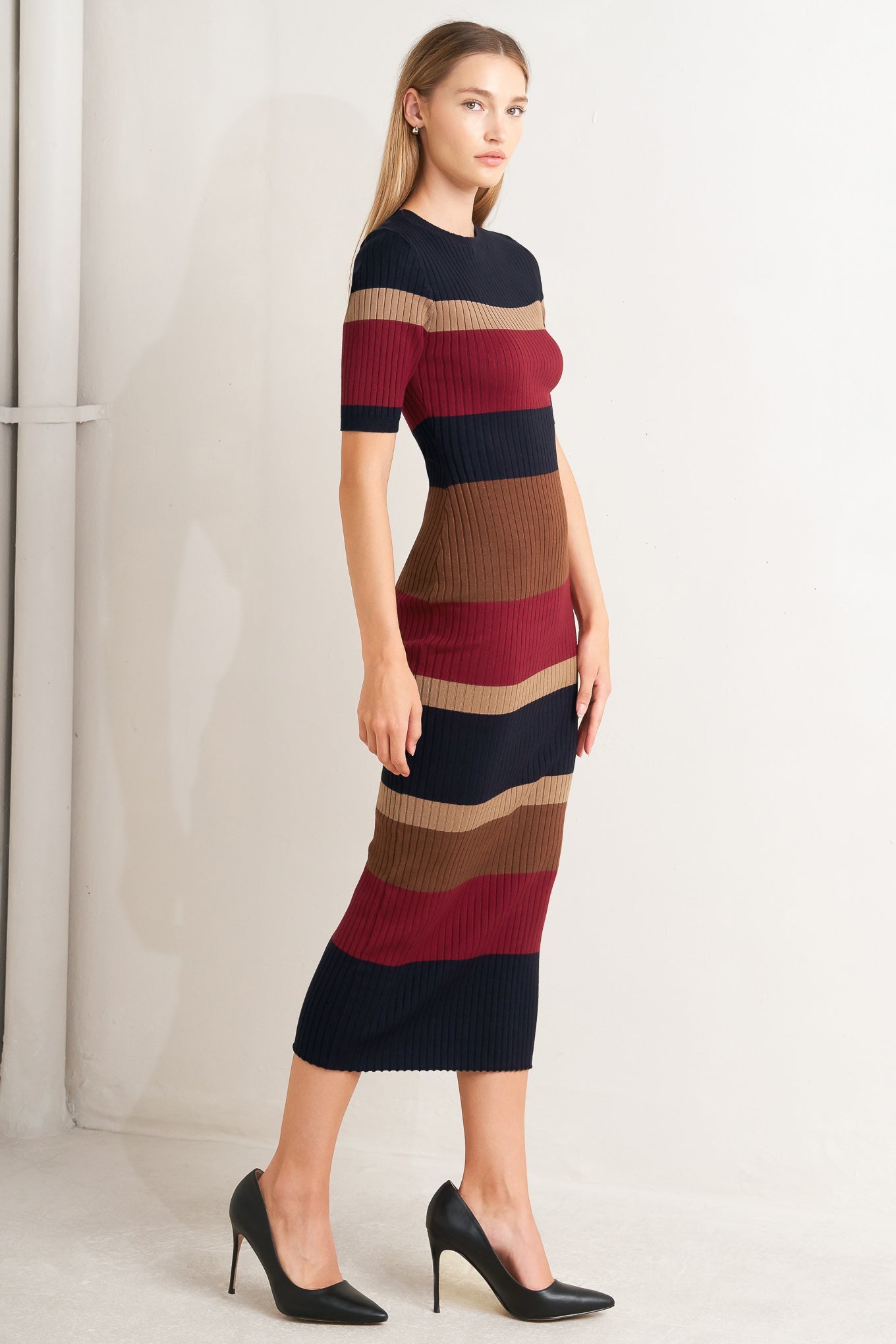 COLOR BLOCKED MIDI SWEATER DRESS