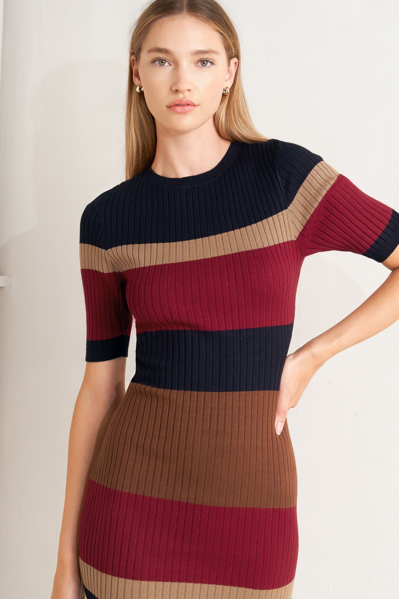 COLOR BLOCKED MIDI SWEATER DRESS